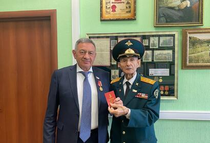 Борису Шинчуку вручен памятный знак «65 лет Российскому Союзу ветеранов»