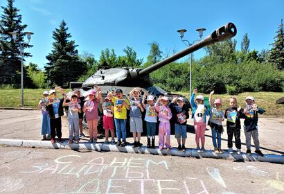 В День защиты детей в Парке победы состоялся конкурс детского рисунка на асфальте 