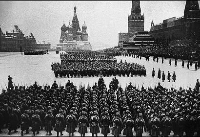 7 ноября 1941 года состоялся парад советских войск на Красной площади в Москве