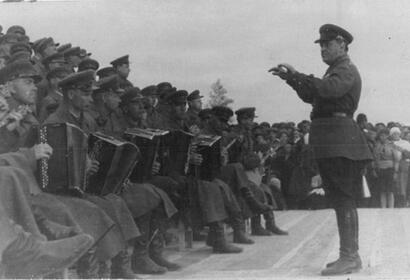 26 июня 1941 года дважды Краснознамённый академический ансамбль песни и пляски им. А.В. Александрова на Белорусском вокзале впервые исполнил песню «Священная война»