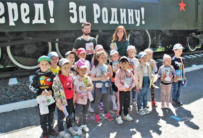 В Парке Победы в первый летный день детям дарили улыбки сотрудники Музея боевой и трудовой славы и получали улыбки в ответ