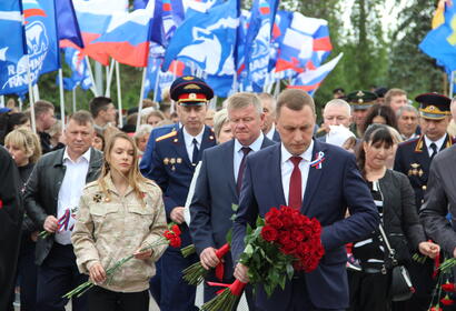 В День России у Вечного огня в Парке Победы торжественно подняли флаг Российской Федерации