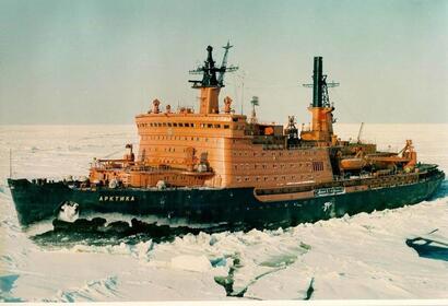17 августа 1977 года советский атомный ледокол «Арктика» впервые в истории мореплавания достиг Северного полюса