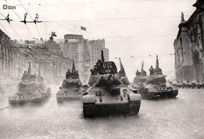 76 лет назад на Красной площади в Москве прошел парад гвардейской танковой Кантемировской дивизии