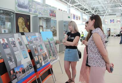 Посетители новой выставки «Свидетельства преступлений украинских нацистов на Донбассе (2022 г.)»